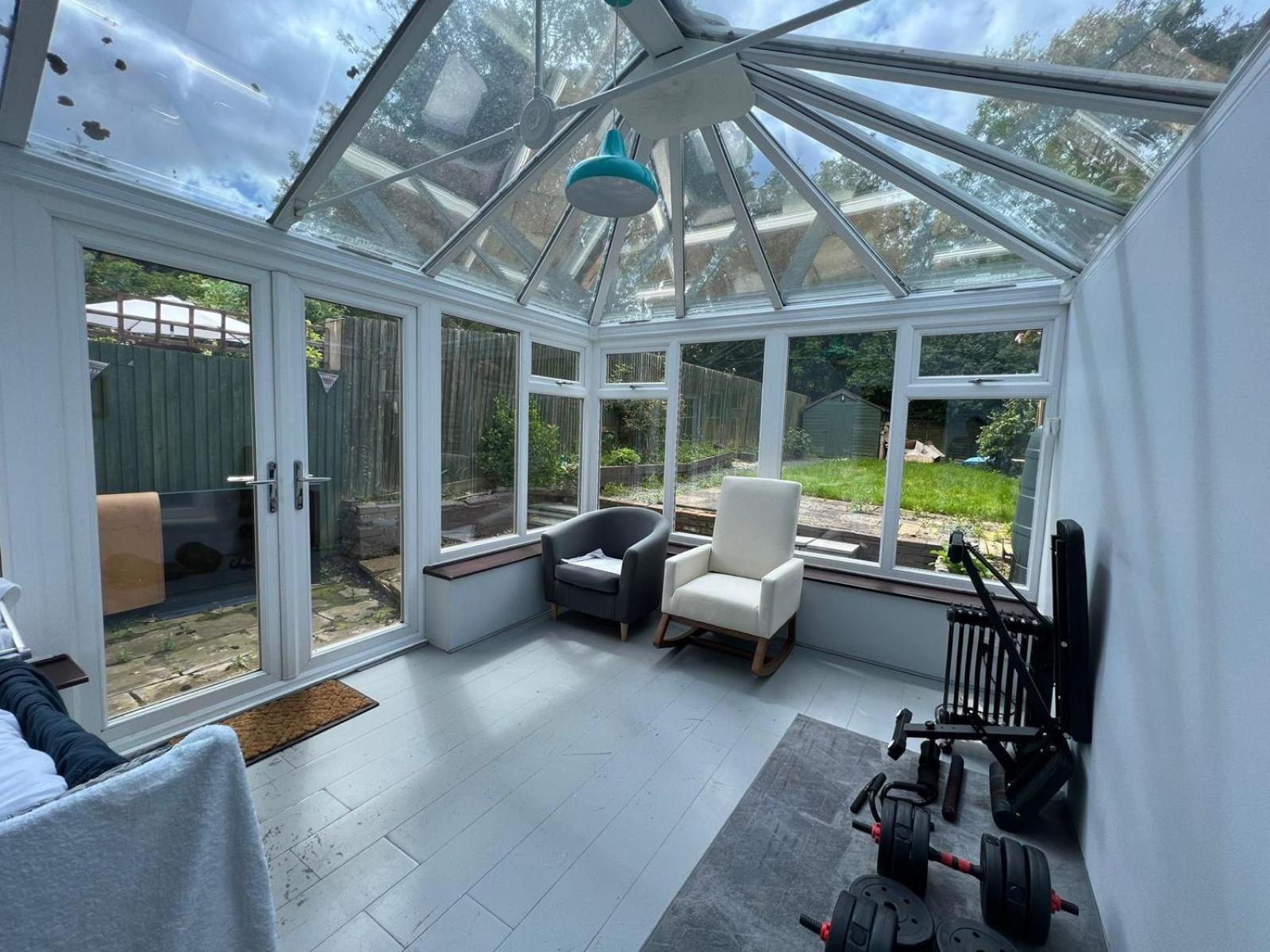 Beautiful Conservatory Home Loughton  エクステリア 写真